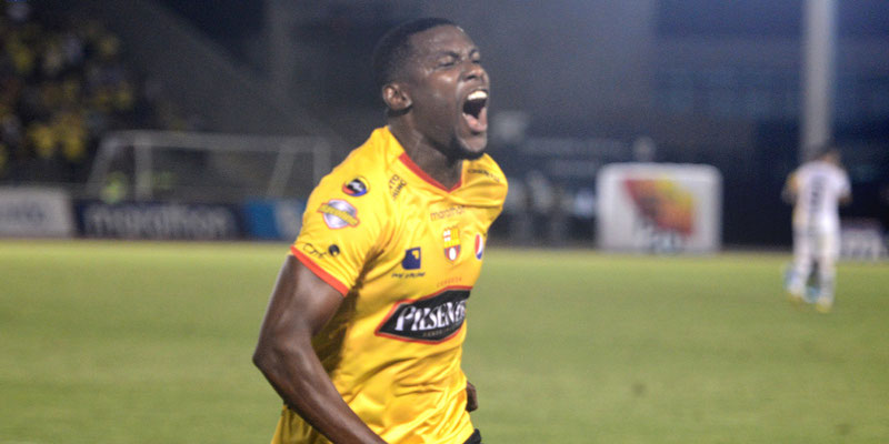 Marcos Caicedo es jugador albo