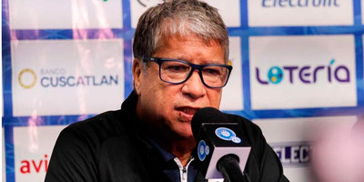 Explota la tensión: Bolillo Gómez confronta a un hincha