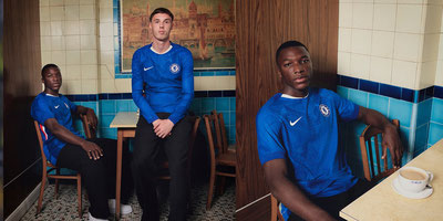 Moisés Caicedo brilla en el lanzamiento de la nueva camiseta del Chelsea.