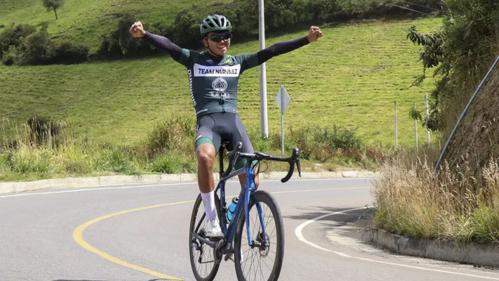 Elvis Cotacachi, primer ciclista indígena de Ecuador, quiere emular a Carapaz