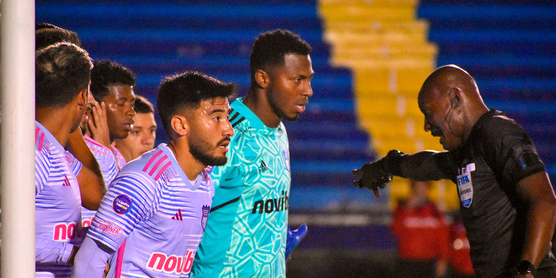 EMELEC RECUPERA A 2 JUGADORES PERO PIERDE A MICHAEL CARCELÉN