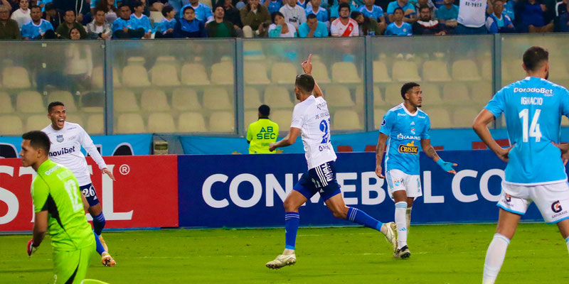 Emelec venció a Sporting Cristal en Perú