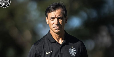 Fabián Bustos deja de ser técnico de Olimpia.