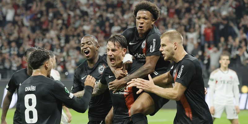 William Pacho titular en la victoria del Frankfurt
