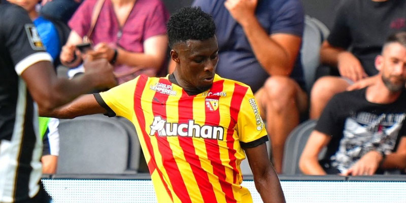 Jhoanner Chávez fue titular en la victoria del Lens