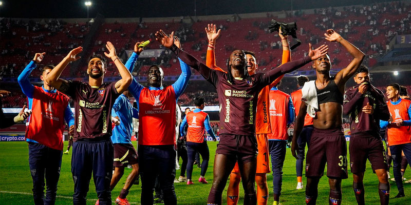 LIGA DE QUITO presenta su camiseta conmemorativa por los 107 años.