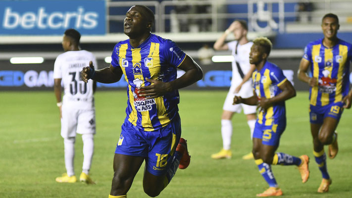 ¡O me voy o me quedo! Luis Caicedo continuará jugando en Delfín