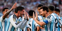 ¡Messi hace historia y Argentina manda en el Grupo J!