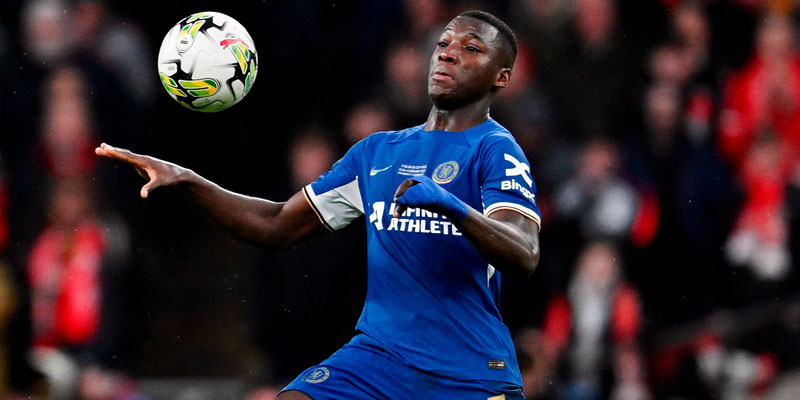 Moisés Caicedo es vicecampeón de la Carabao Cup