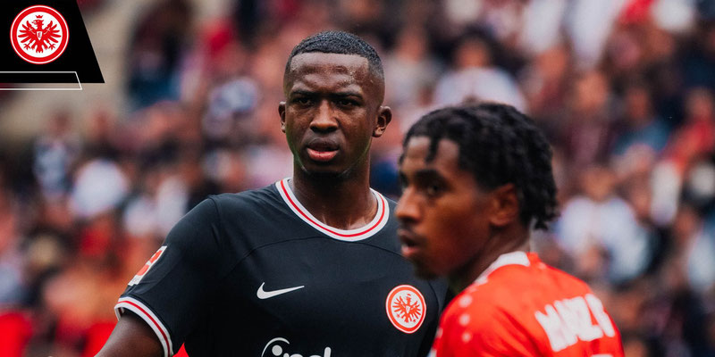William Pacho titular en el agónico empate del Frankfurt