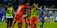GOLPE LOJANO EN EL CUADRANGULAR: LIBERTAD REMONTÓ Y VENCIÓ A EMELEC EN EL CAPWELL
