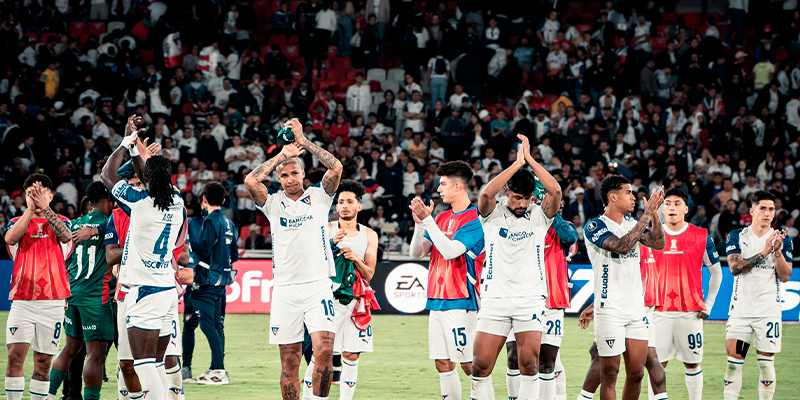 DEYVERSON RESPALDA A LUIS SEGOVIA TRAS FALLAR EL PENAL DECISIVO ANTE PALMEIRAS