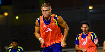 Cristiano Ronaldo sorprende con nuevo look y cambia de color de cabello