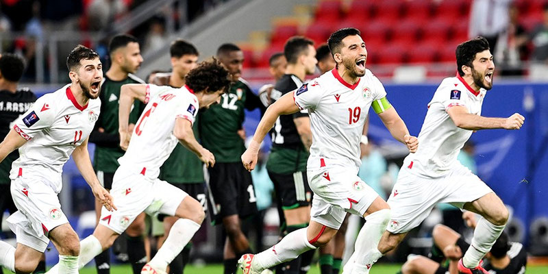 Tayikistán sigue haciendo historia en su debut