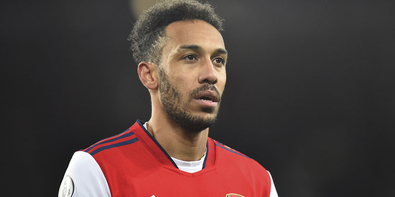 Arsenal le quita la capitanía a Aubameyang