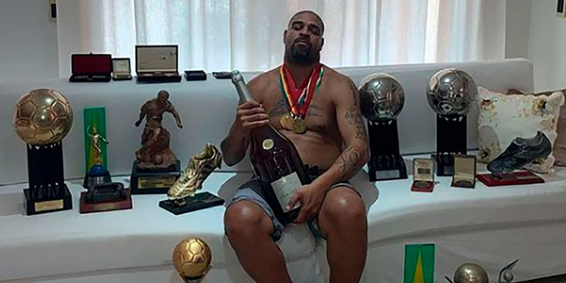 Adriano vendió su mansión por una suma millonaria y se mudó a un lujoso hotel