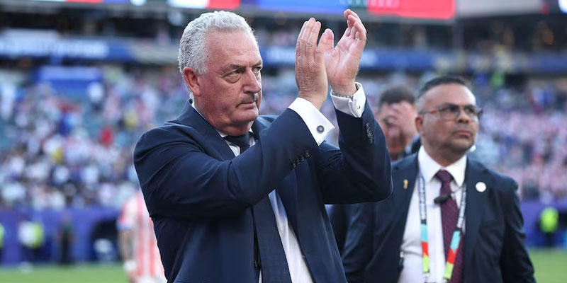 GUSTAVO ALFARO SIEMBRA DUDAS SOBRE SU FUTURO EN PARAGUAY TRAS LA ELIMINACIÓN MUNDIALISTA