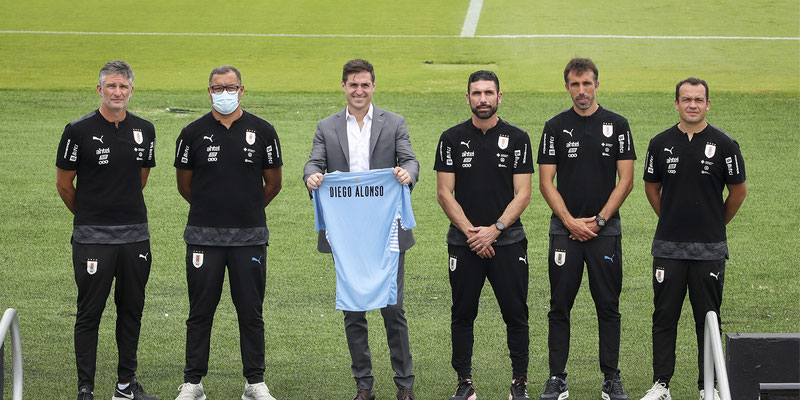 Diego Alonso reserva 50 jugadores en Uruguay