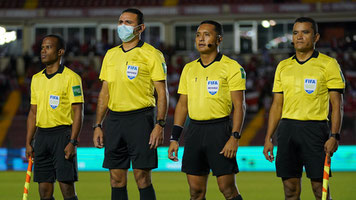 Árbitros chilenos para duelo en Quito.