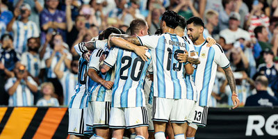 ARGENTINA GOLEÓ Y SE PREPARA PARA DEFENDER EL TÍTULO MUNDIAL
