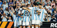 ARGENTINA GOLEÓ Y SE PREPARA PARA DEFENDER EL TÍTULO MUNDIAL