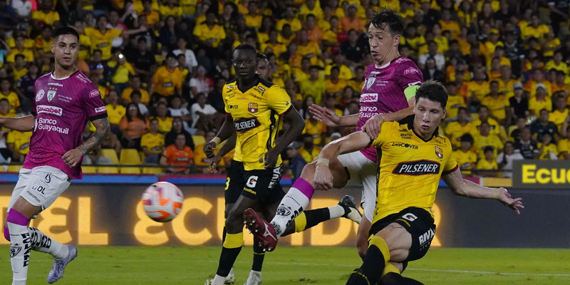 Batalla por la clasificación: Independiente vs Barcelona.