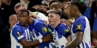 Brighton perdió en su debut por Europa League con Pervis de titular