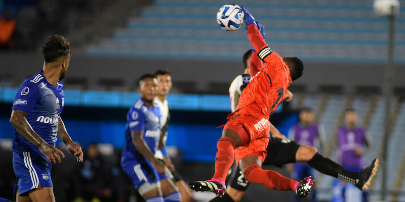 ¿EMELEC CON LÍNEA DE 3 VS HURACÁN?