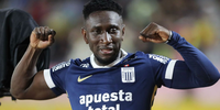 ERYC CASTILLO RENOVÓ 3 AÑOS MÁS CON ALIANZA LIMA
