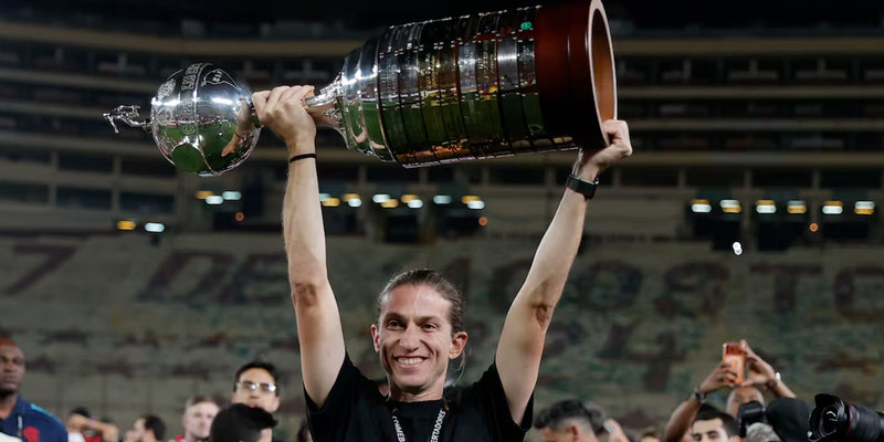 FILIPE LUIS RENOVÓ CON FLAMENGO