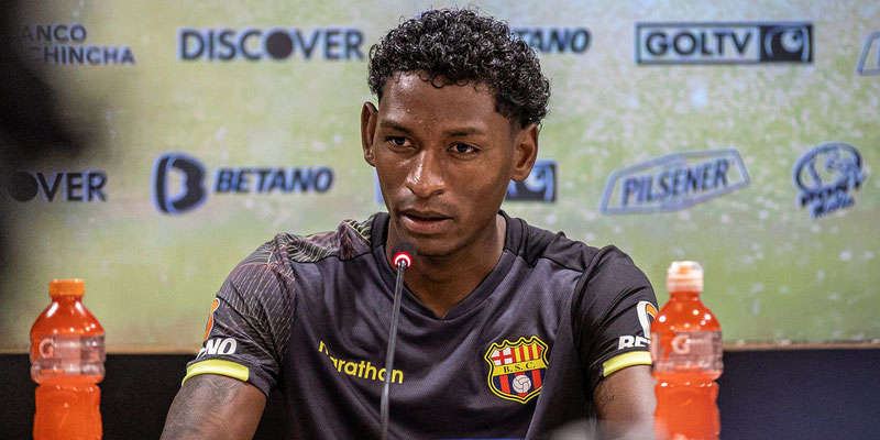 Jefferson Arce fue presentado oficialmente en Barcelona