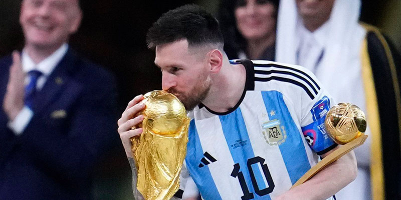 Un mes después: Messi no se olvida de la copa del mundo