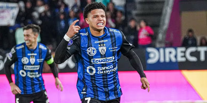 SEVILLA TRAS LOS PASOS DE PATRIK MERCADO