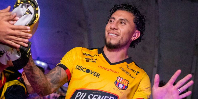 Joao Rojas volvió a entrenar en cancha