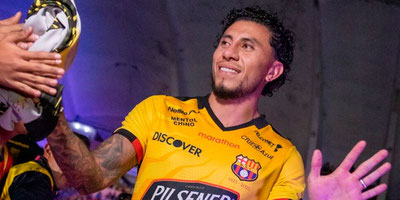Joao Rojas volvió a entrenar en cancha