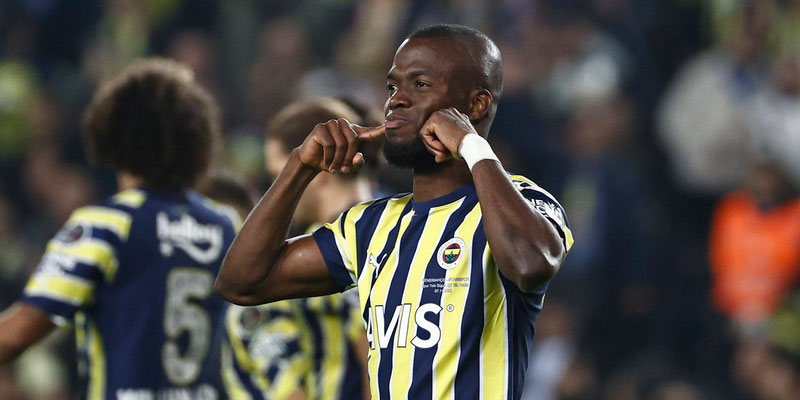 Enner Valencia marcó un 'doblete' para la remontada del Fenerbahce