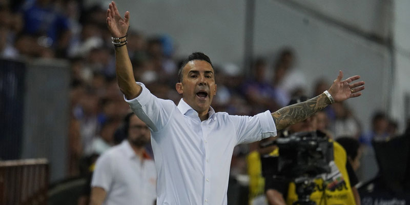 VICENTE SÁNCHEZ SEGUIRÁ COMO DT DE EMELEC